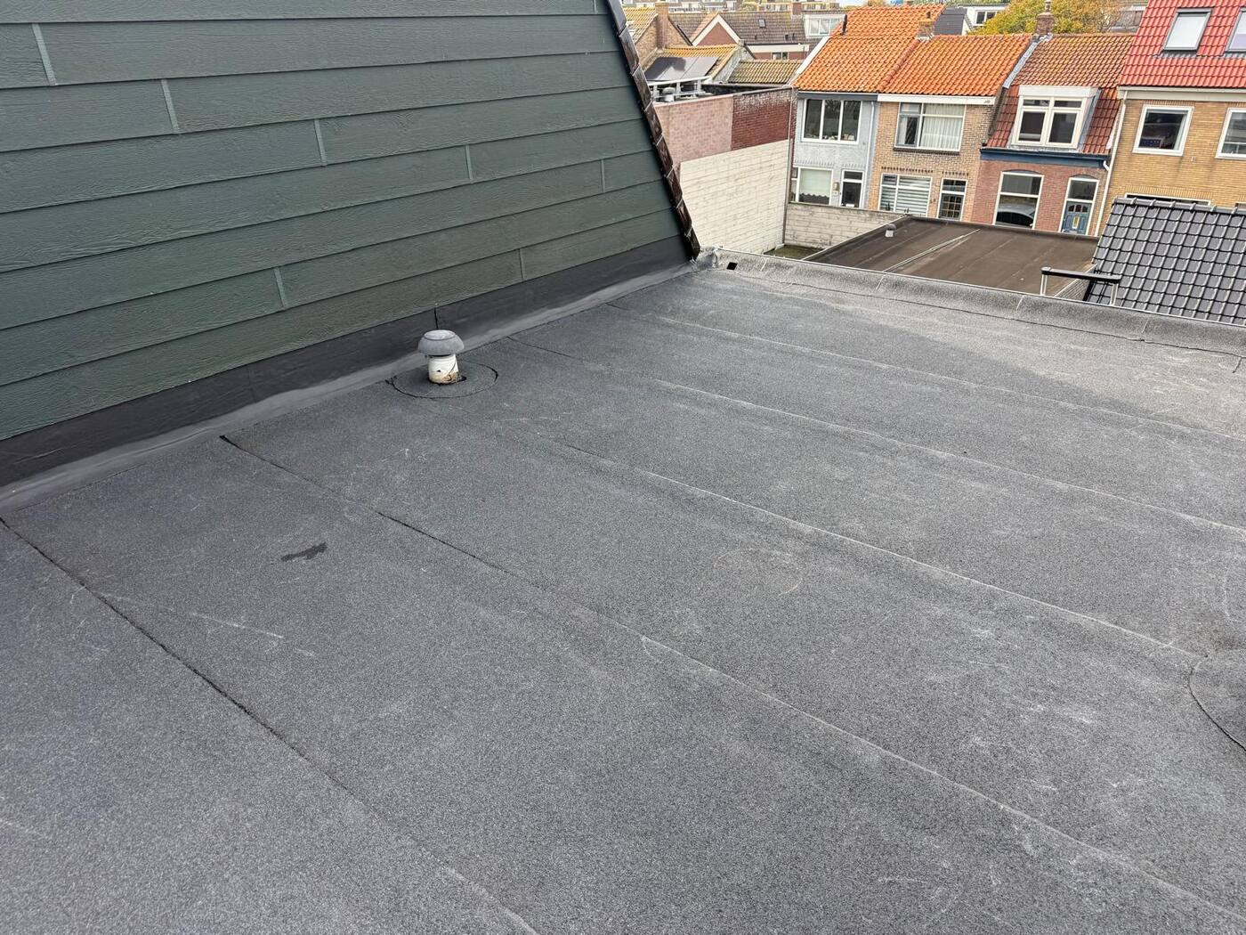 Nieuwe bitumen dakbedekking met aansluiting op een dakkapel