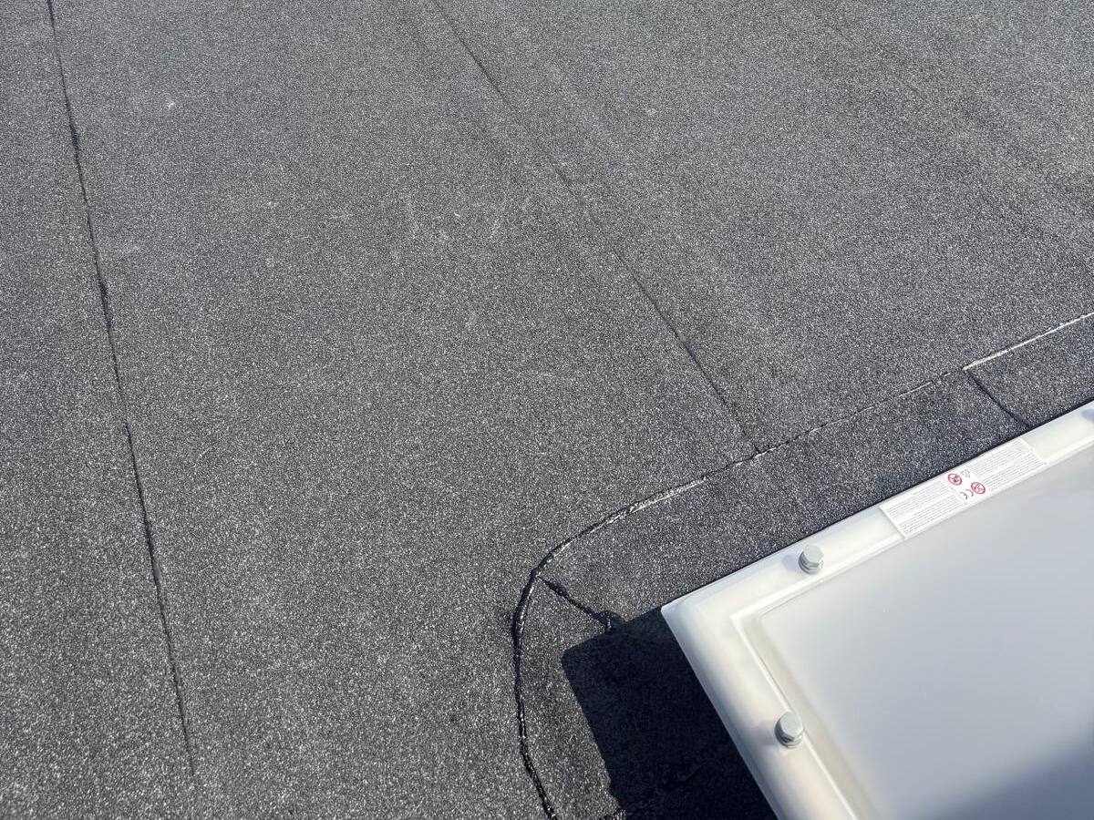 Dakwerken: nieuwe bitumen dakbedekking op een plat dak