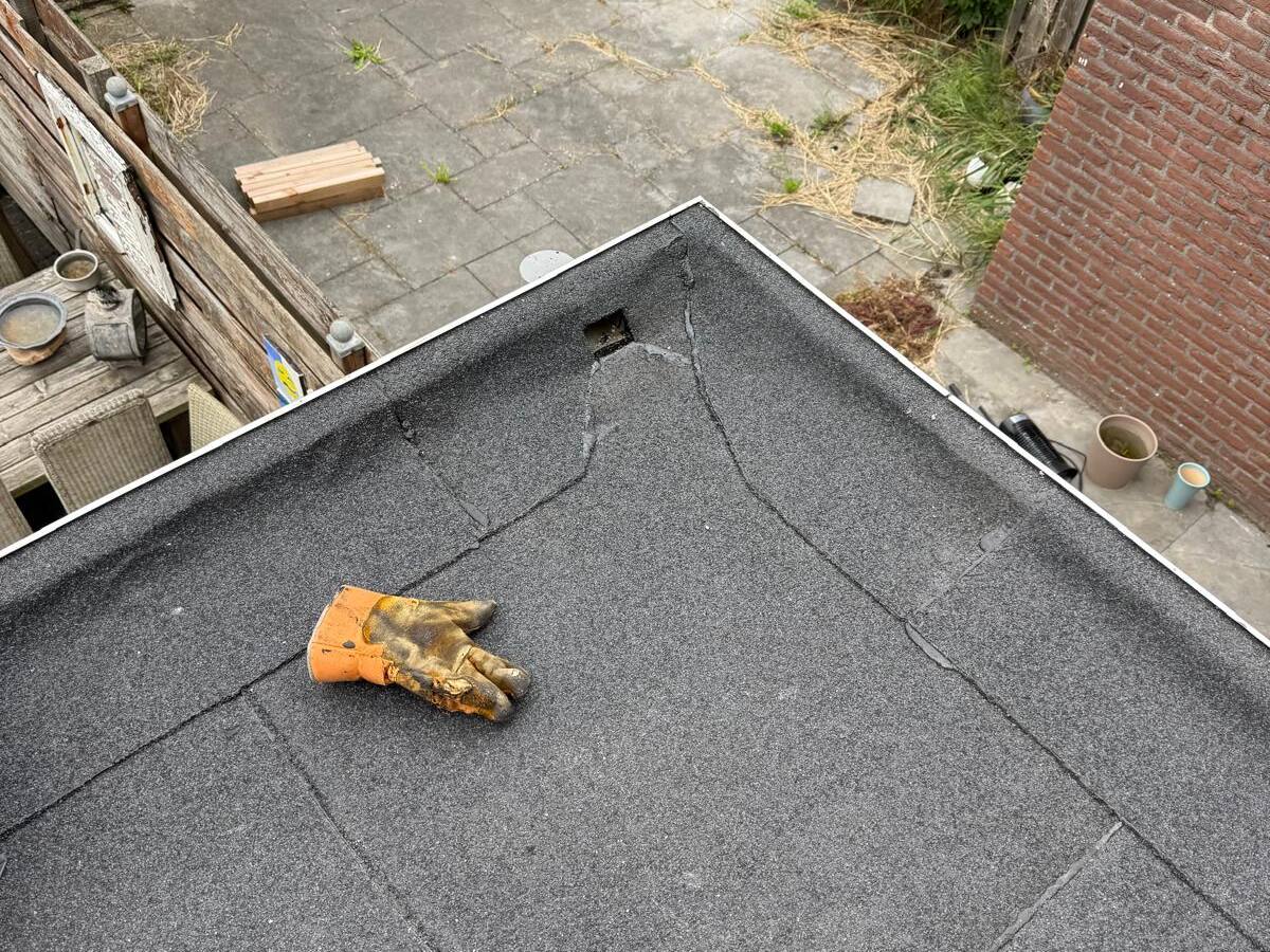 Bitumen dakbedekking met overlappende naden tot aan de dakrand