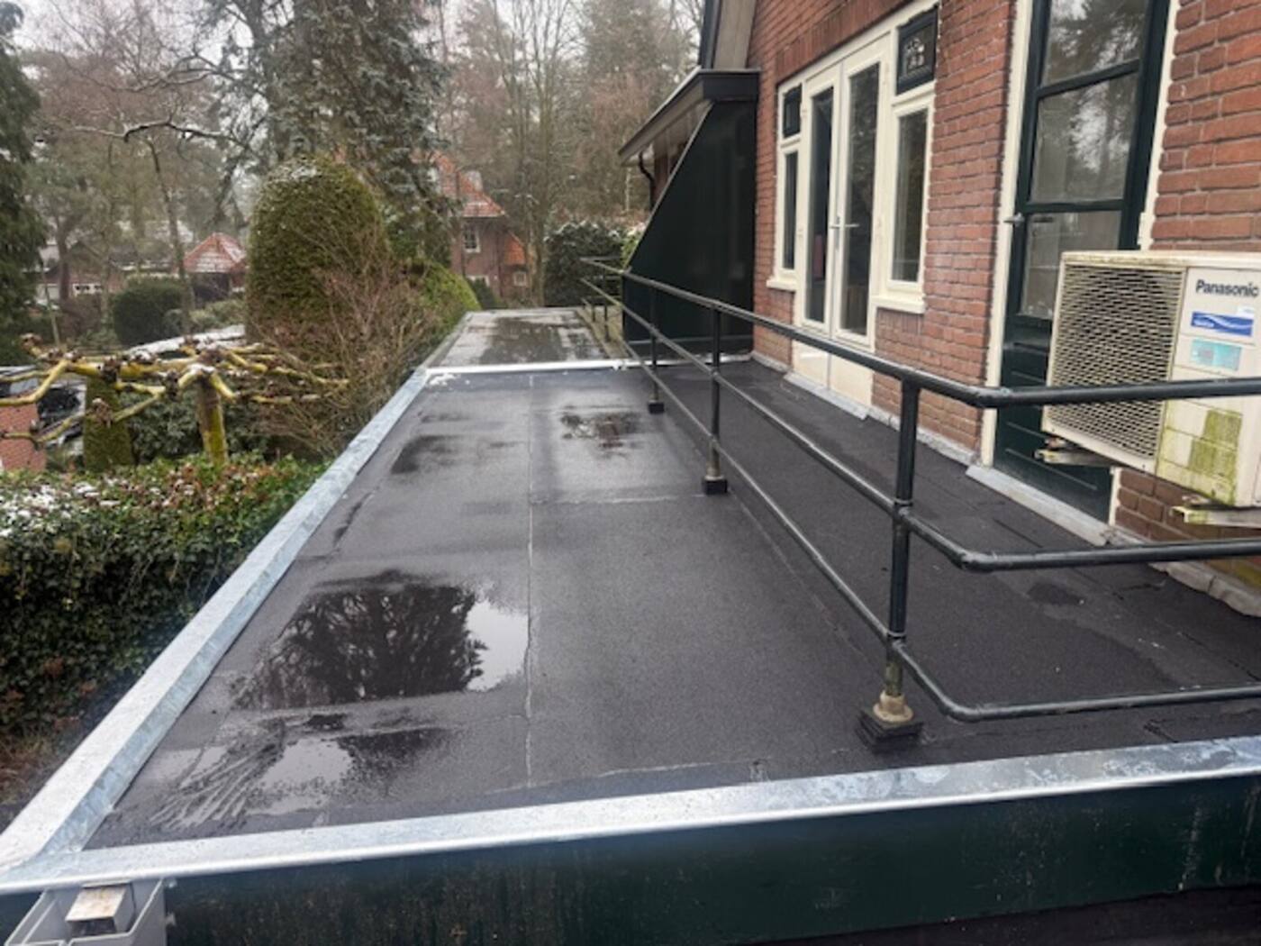Project: plat dak afgewerkt met zinken dakrand